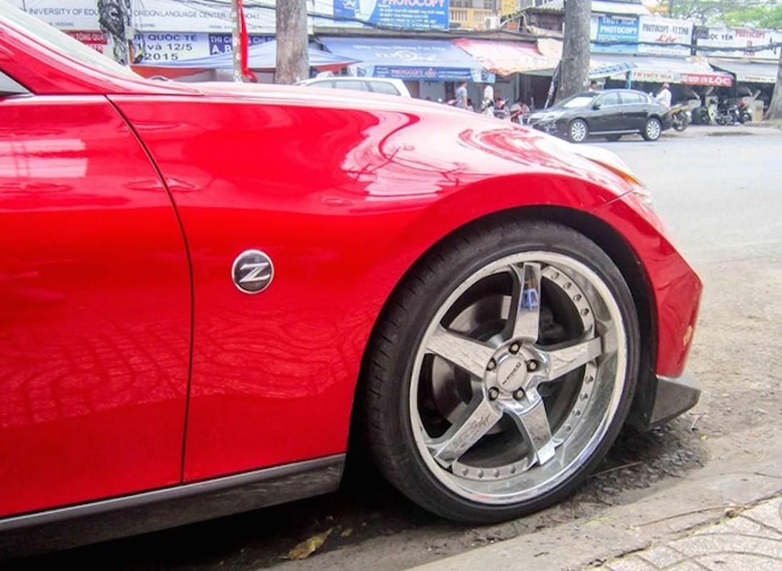 Ngam xe do Nissan 370Z ruc ro trong nang Sai Gon-Hinh-5