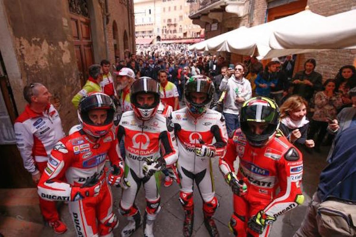 Xe dua MotoGP cua doi Ducati “quay tung” duong pho Y-Hinh-2