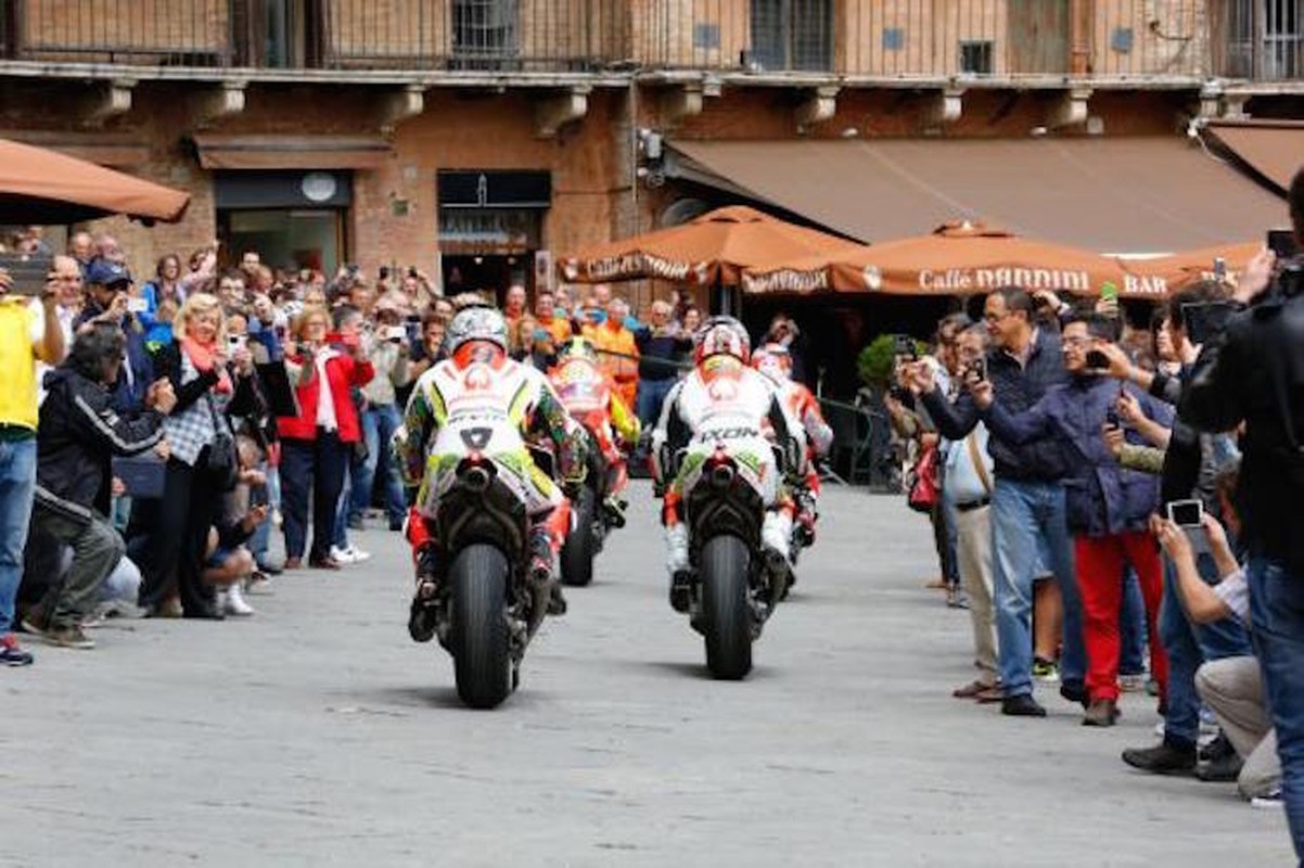 Xe dua MotoGP cua doi Ducati “quay tung” duong pho Y-Hinh-6