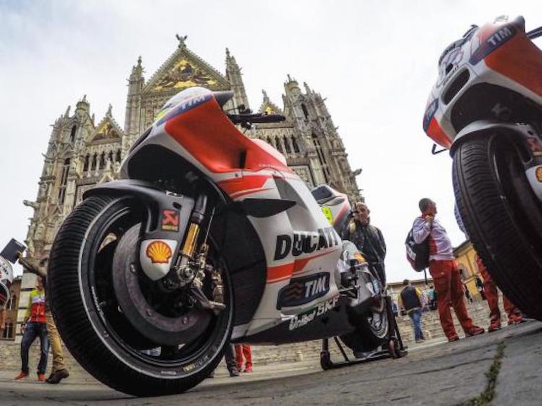 Xe dua MotoGP cua doi Ducati “quay tung” duong pho Y-Hinh-8