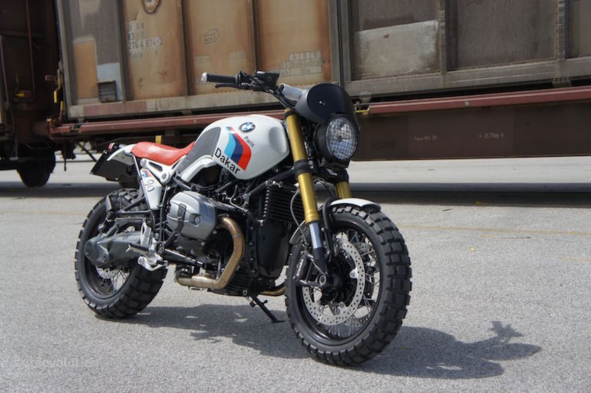 BMW R Nine T “cuc doc” voi ban do Paris-Dakar manh me