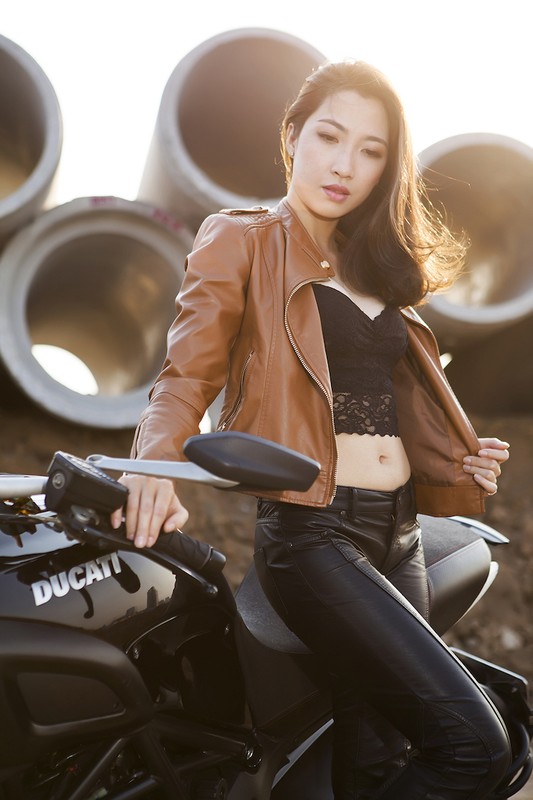 Ngam chan dai tha dang ben “ga co bap” Ducati Diavel-Hinh-6