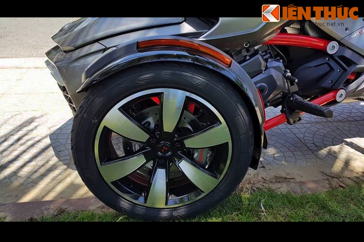 Moto 3 banh “khung” Can-Am Spyder F3-S dau tien tai Viet Nam-Hinh-3