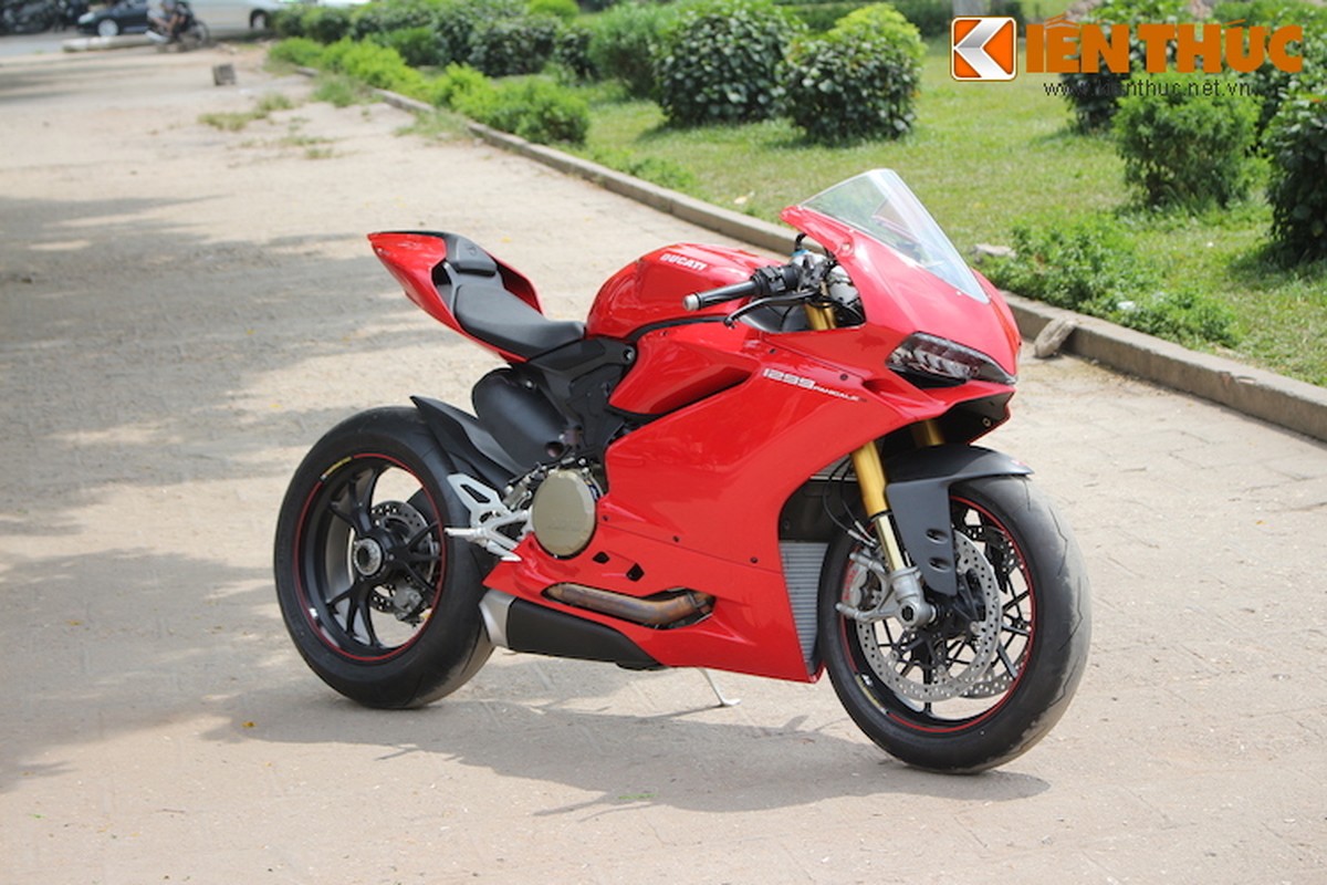 Soi sieu pham tien ty Ducati 1299 Panigale S dau tien tai VN