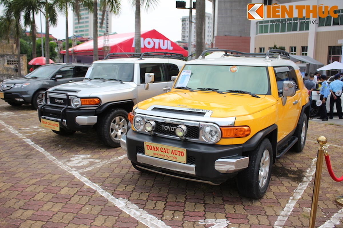 Dao quanh cho troi xe hoi Ha Noi san 