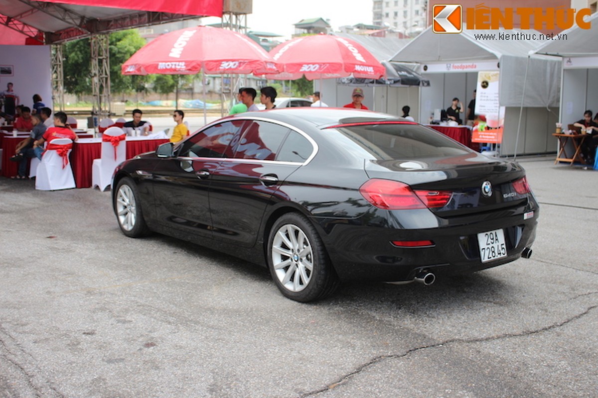 Dao quanh cho troi xe hoi Ha Noi san 