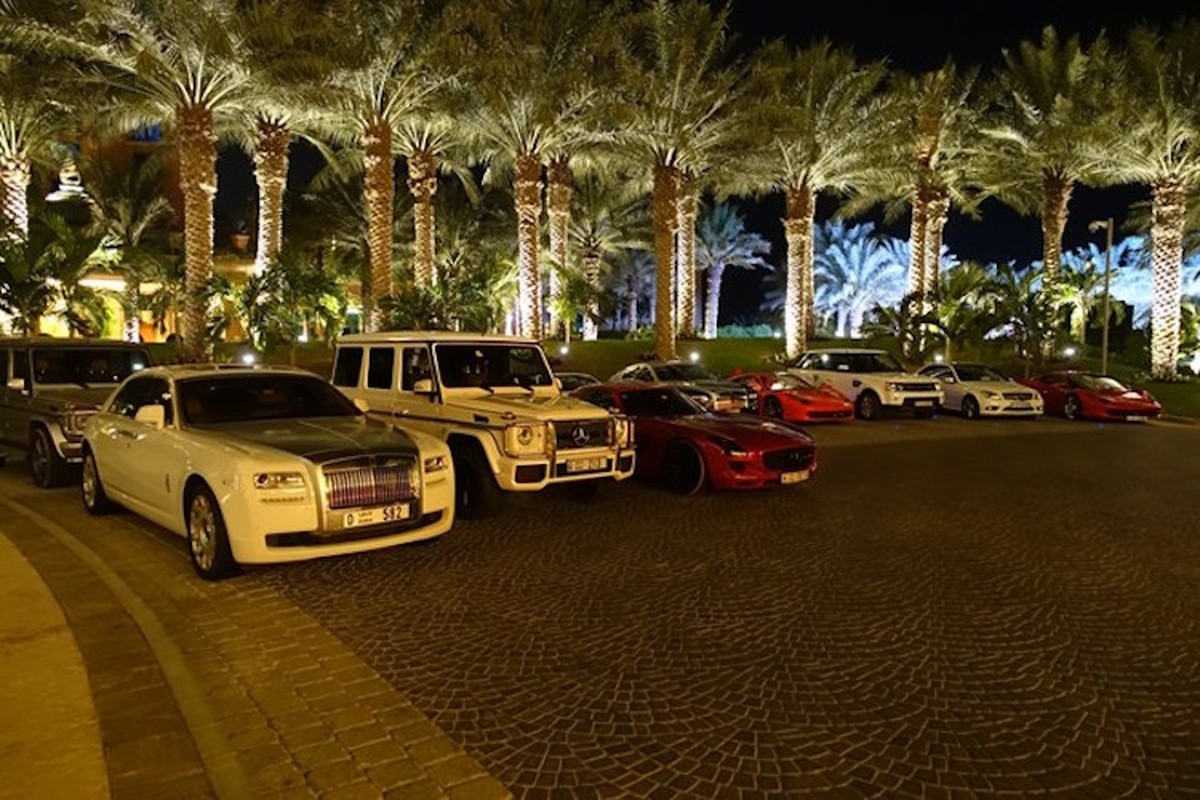 Дубайские машины. Форсаж Абу Даби. Дубай кар Рентал. ОАЭ Дубай машины. Банды в Дубай.