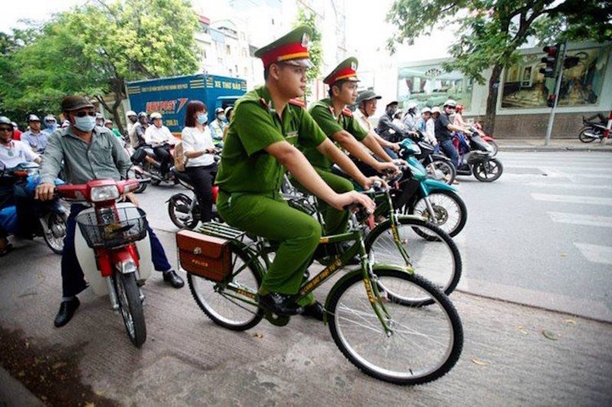 Dan xe dap tuan tra lan banh cung Cong an Ha Noi-Hinh-2