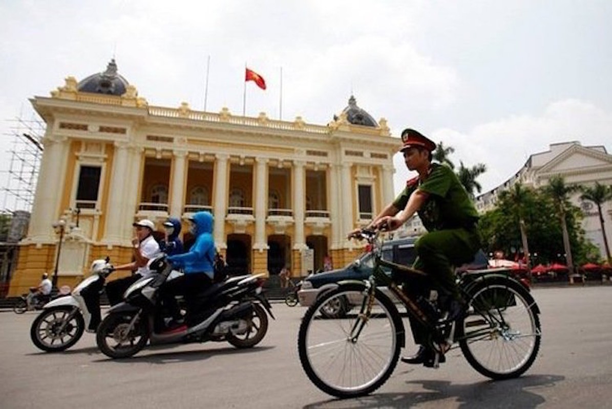 Dan xe dap tuan tra lan banh cung Cong an Ha Noi