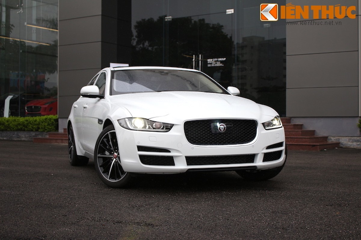 Soi chi tiet xe sang Jaguar XE dau tien tai Viet Nam-Hinh-2