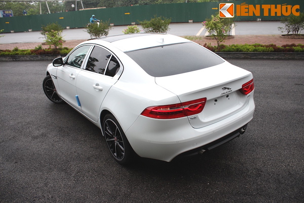 Soi chi tiet xe sang Jaguar XE dau tien tai Viet Nam-Hinh-7