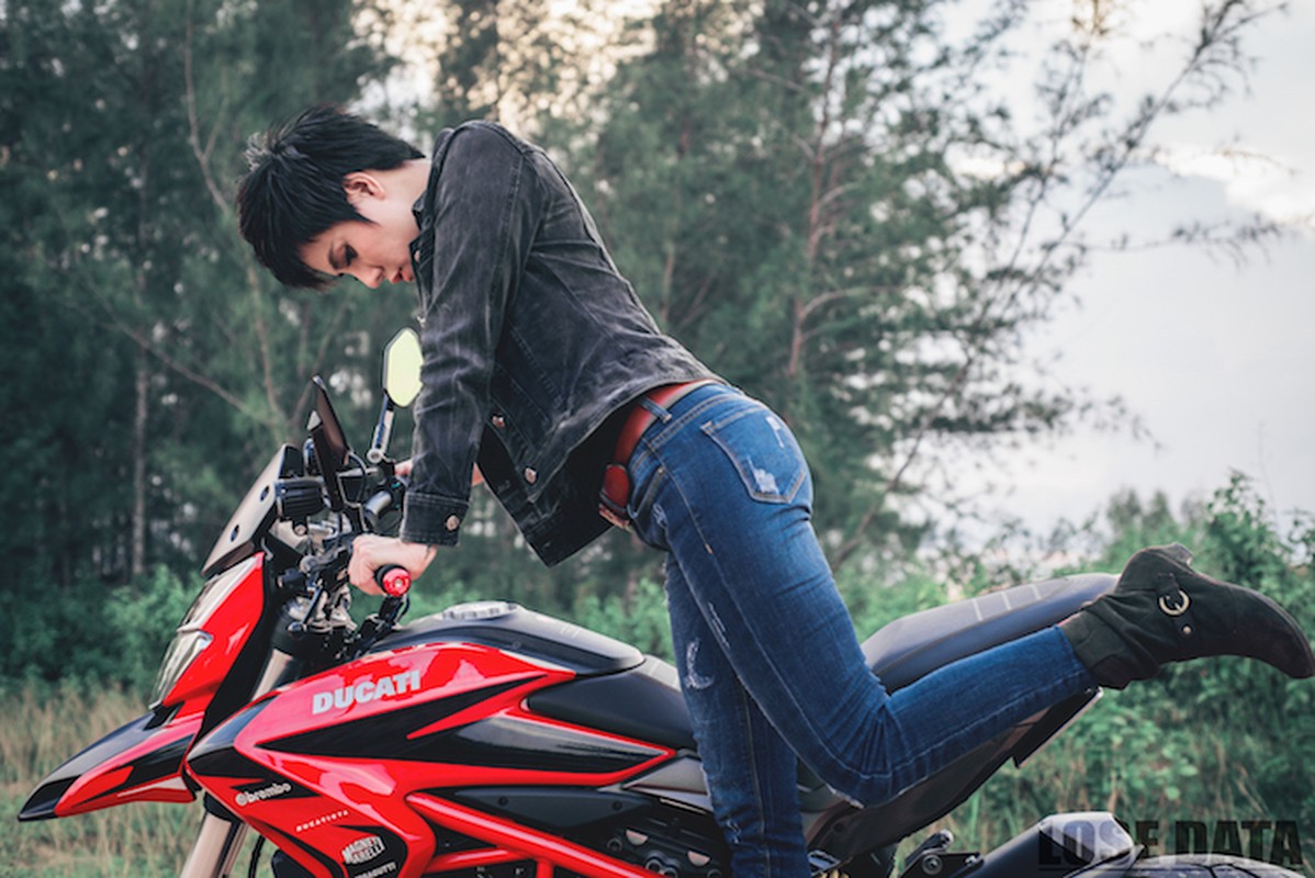 Chan dai Viet do dang &quot;sieu ngau&quot; ben moto Ducati Hypermotard-Hinh-4