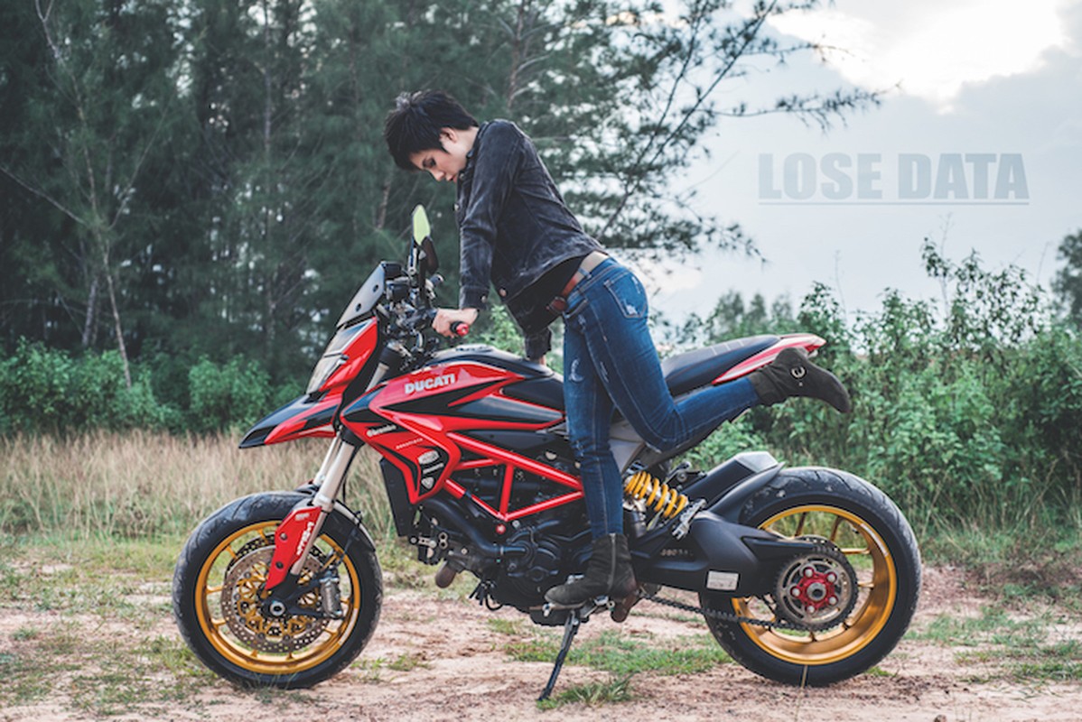 Chan dai Viet do dang &quot;sieu ngau&quot; ben moto Ducati Hypermotard