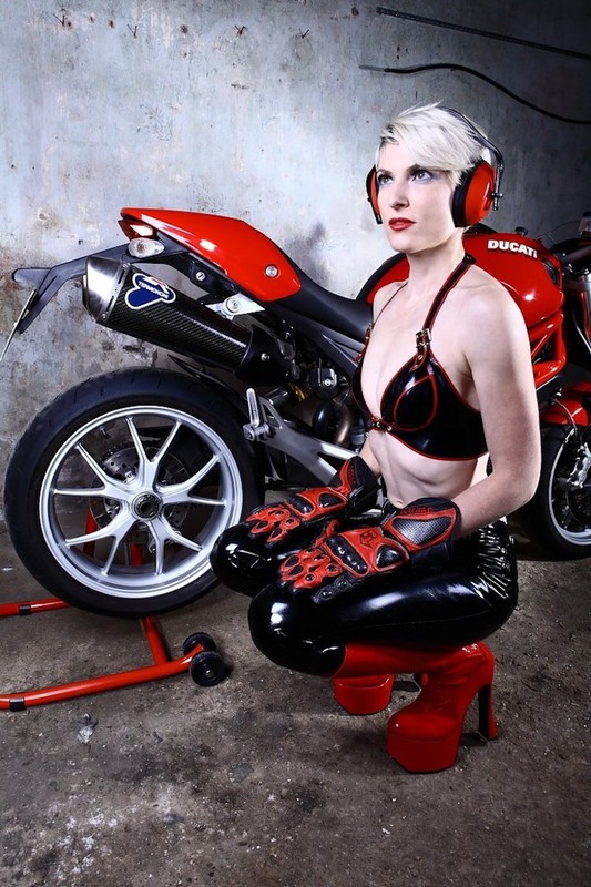 Sieu mau cosplay ben dan xe no Ducati cuc “khung“-Hinh-2