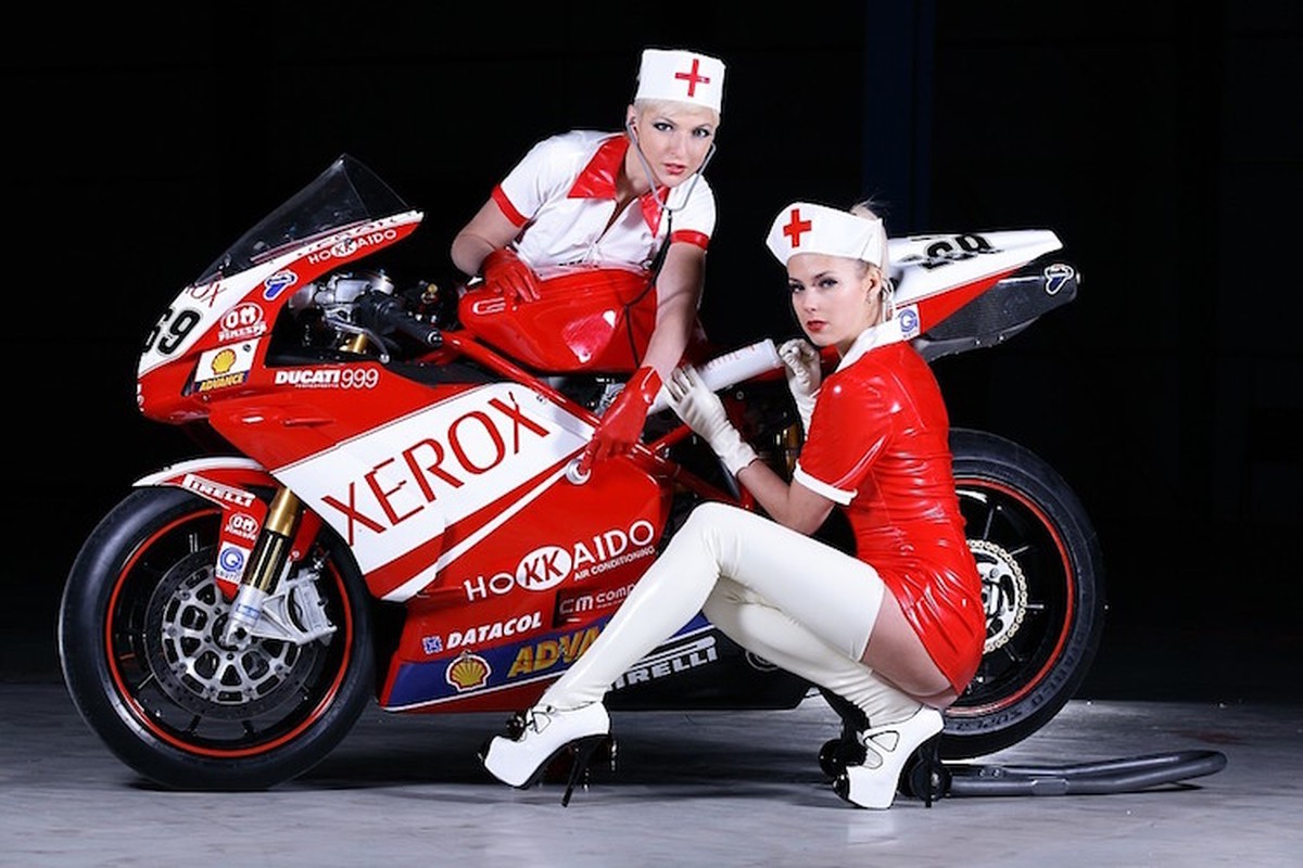 Sieu mau cosplay ben dan xe no Ducati cuc “khung“-Hinh-8