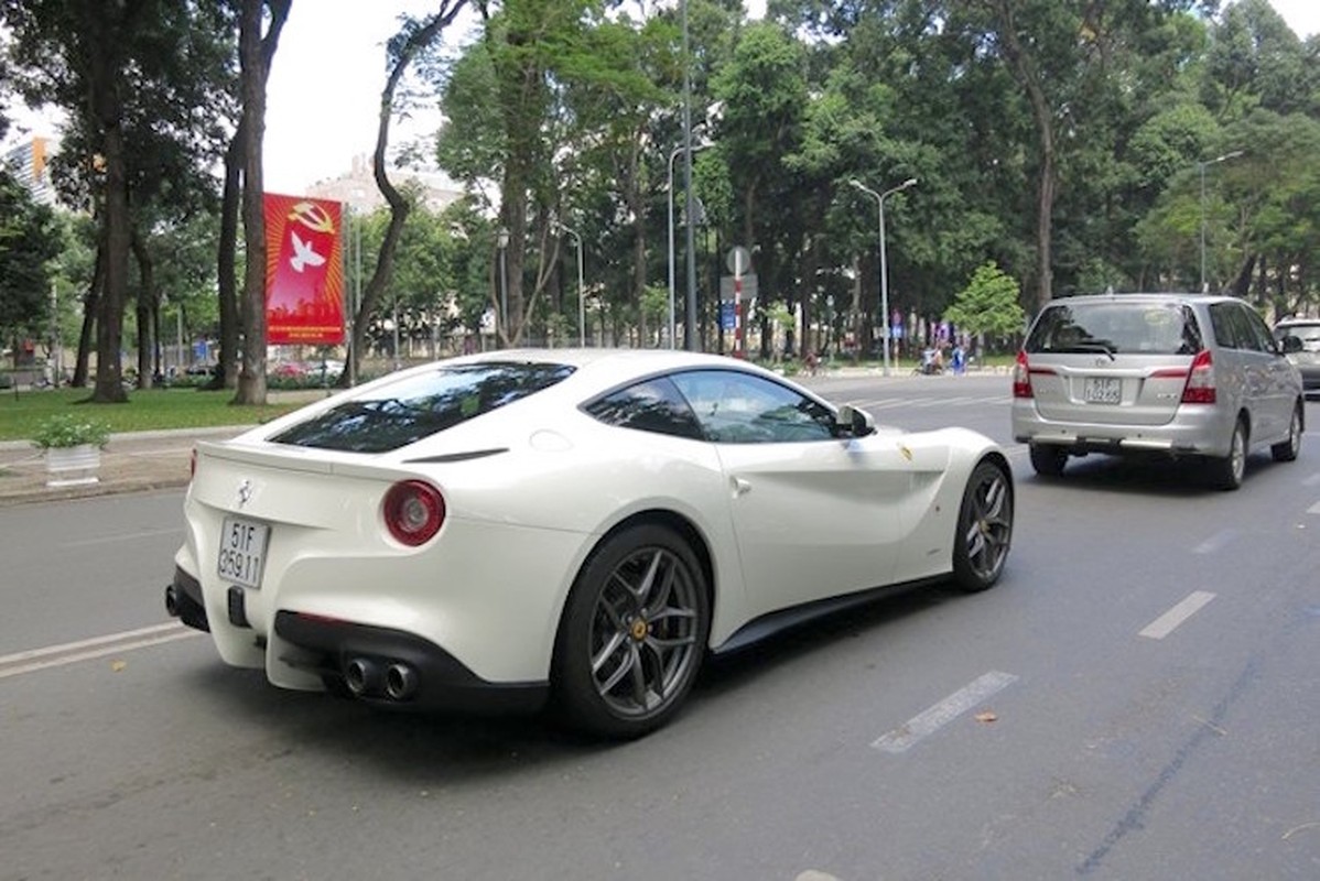 Ferrari F12Berlinetta 21 ty lan dau lan banh tren pho Viet-Hinh-10