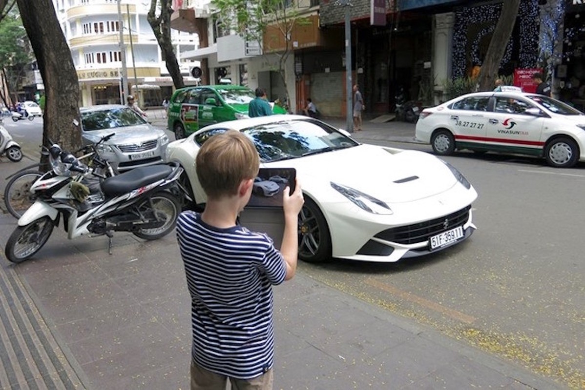 Ferrari F12Berlinetta 21 ty lan dau lan banh tren pho Viet-Hinh-11