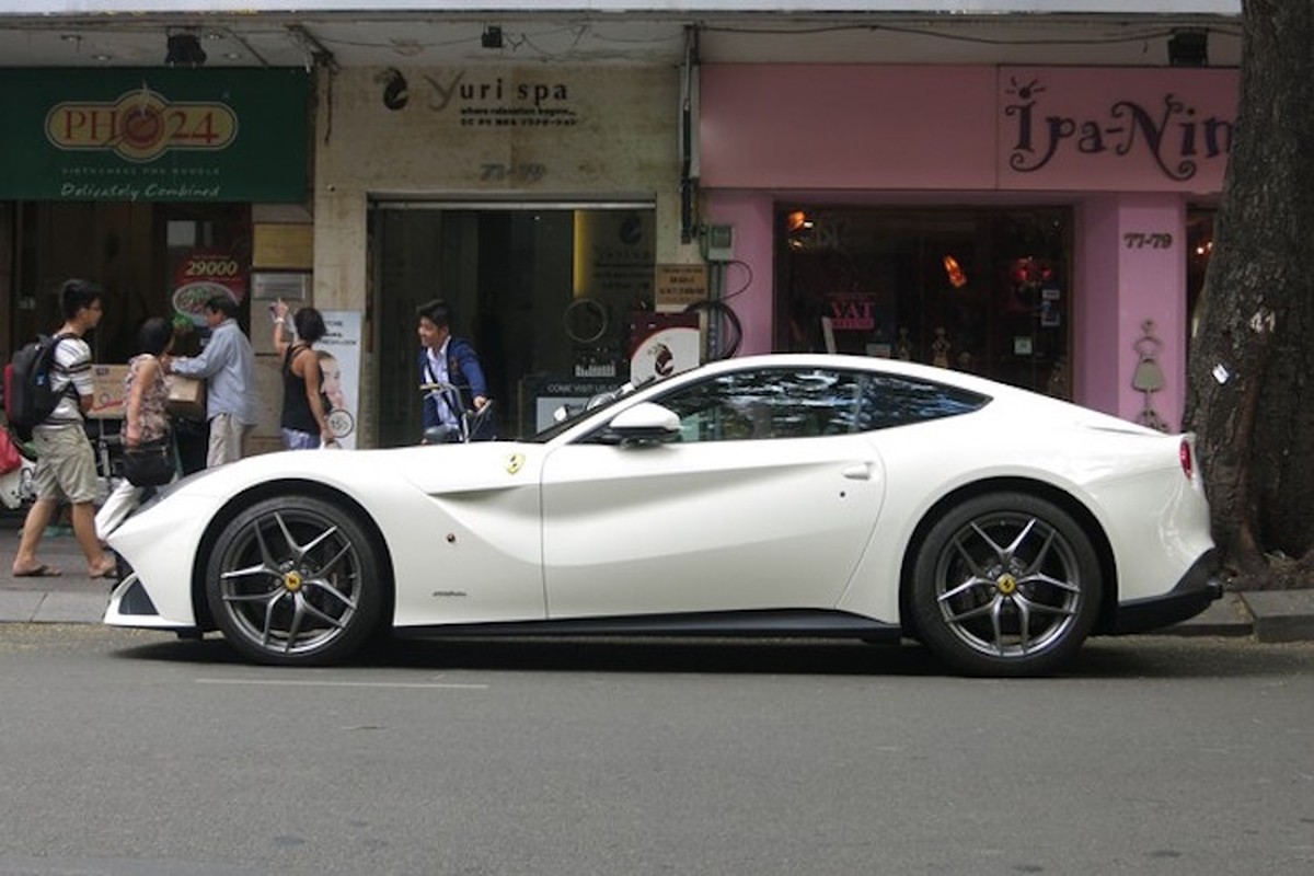 Ferrari F12Berlinetta 21 ty lan dau lan banh tren pho Viet-Hinh-5