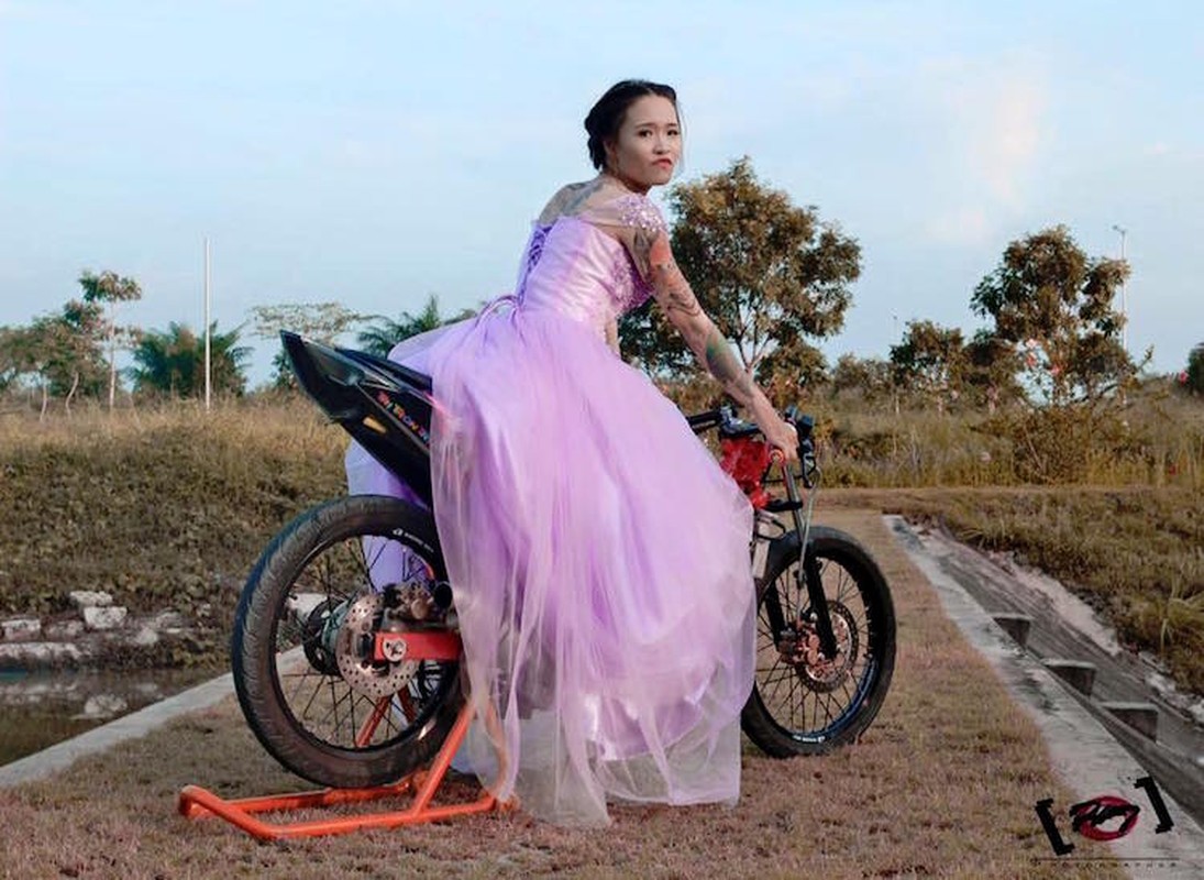 Nu biker Viet “xam tro” dep diu dang ben Yamaha Exciter do-Hinh-2