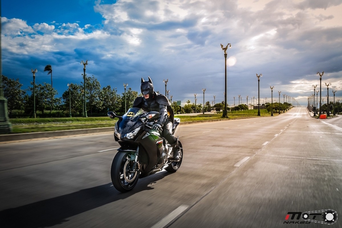 Sieu anh hung Batman chay moto CBR1000RR di tu thien-Hinh-3