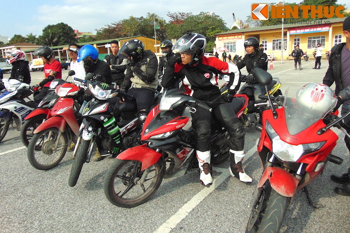 Xem biker luyen ky nang tren 