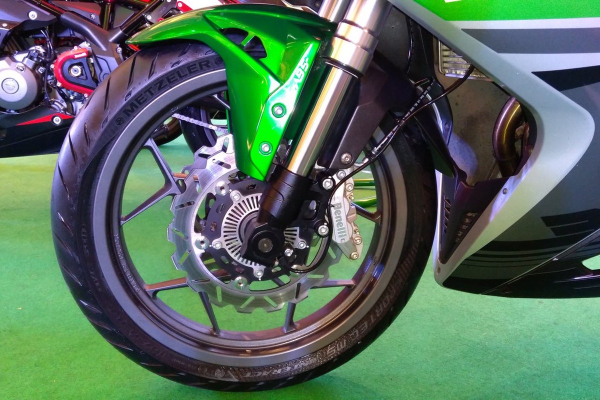 Benelli 302R &quot;doi thu&quot; Kawasaki Ninja 300 gia 123 trieu-Hinh-6