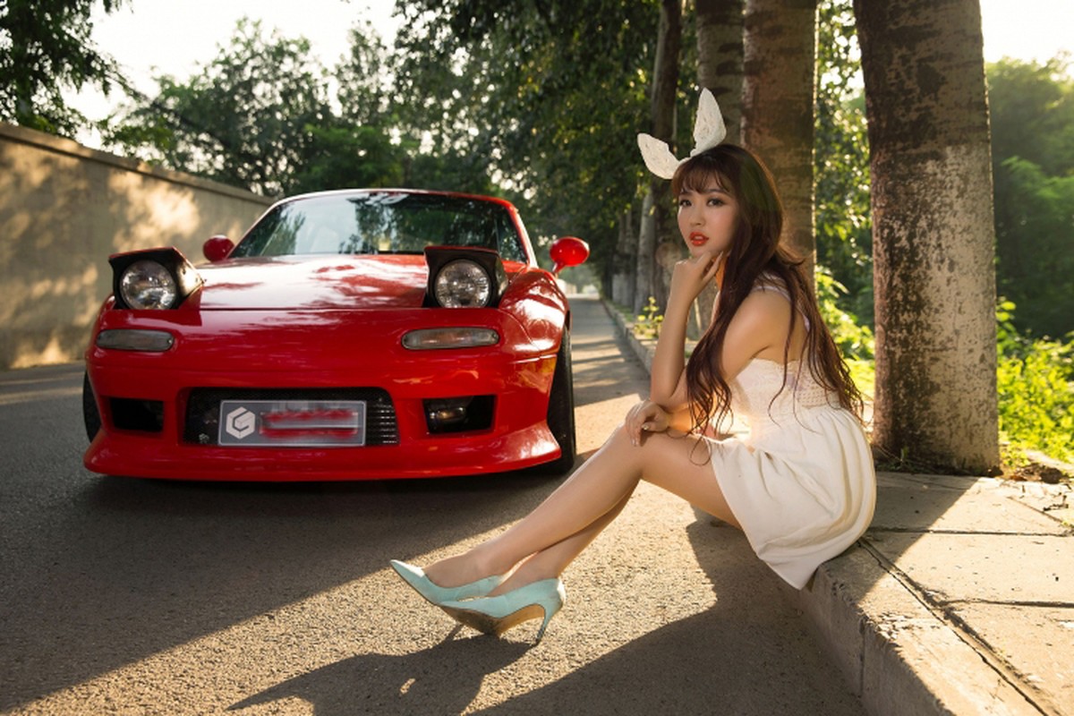 Hotgirl “tho con” khoe dang ben xe the thao Mazda MX-5-Hinh-3