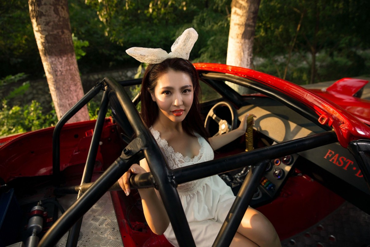 Hotgirl “tho con” khoe dang ben xe the thao Mazda MX-5-Hinh-6
