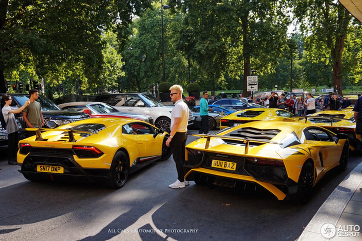 Dan sieu xe Lamborghini “sec tong” nhuom vang pho London-Hinh-3