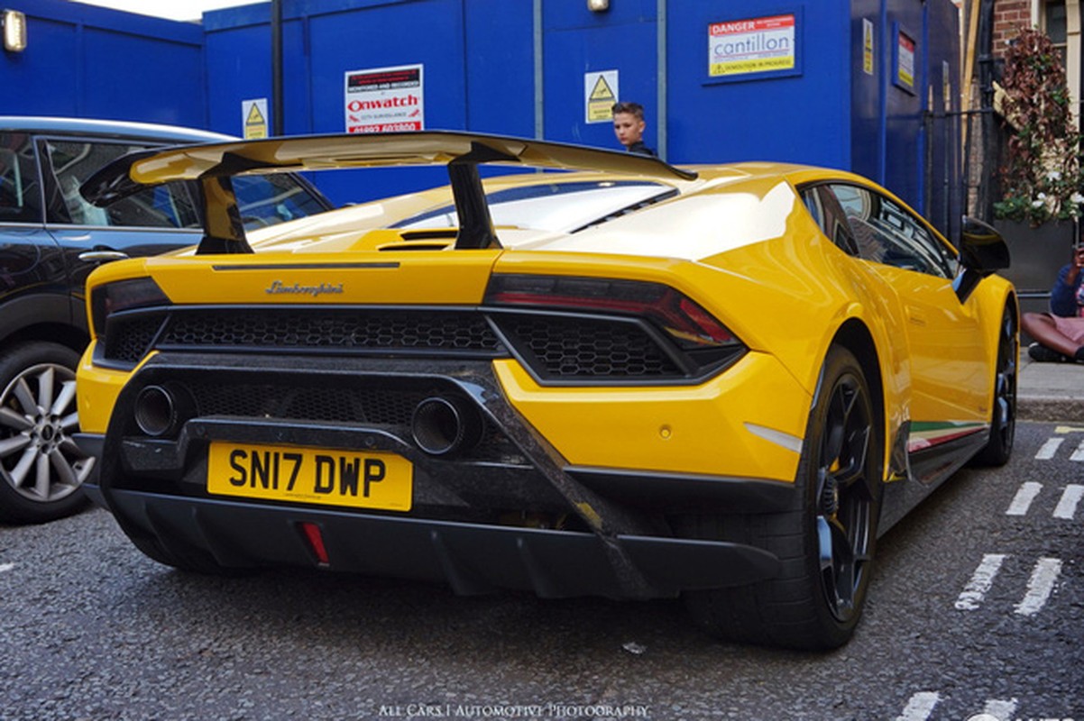 Dan sieu xe Lamborghini “sec tong” nhuom vang pho London-Hinh-6