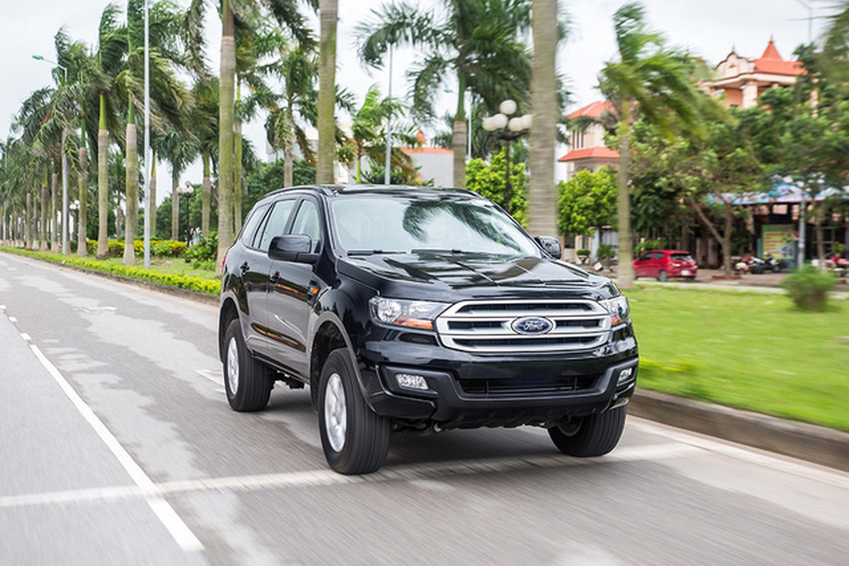 Ford Everest Ambiente &quot;chot gia&quot; 900 trieu tai Viet Nam