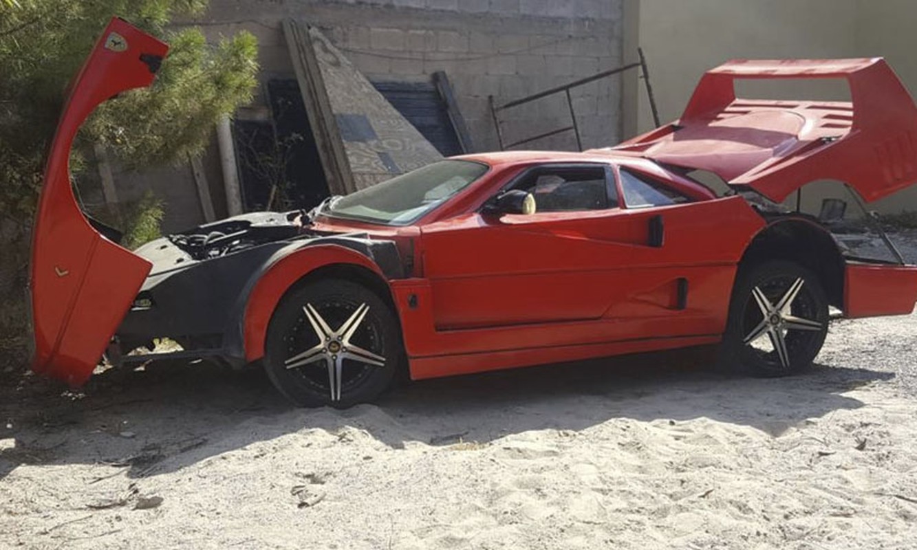 Choang voi sieu xe Ferrari F40 nhai gia 135 trieu dong