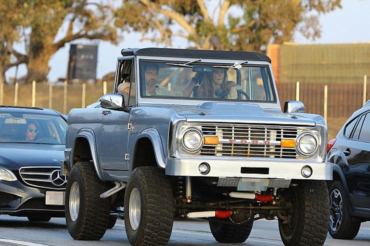 Xe Ford Bronco hon 4,5 ty cua sao phim “300” chay rui-Hinh-4