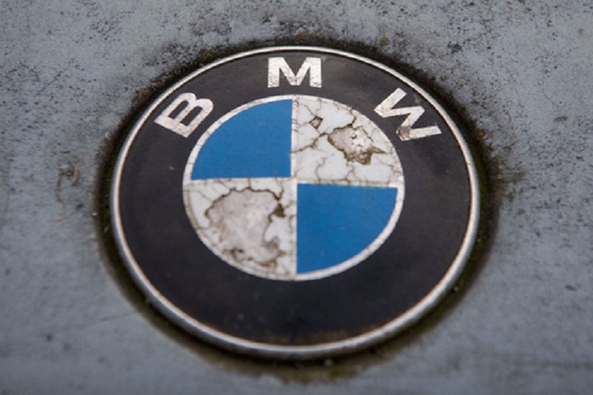 Logo xe BMW khong phai canh quat nhu moi nguoi nghi