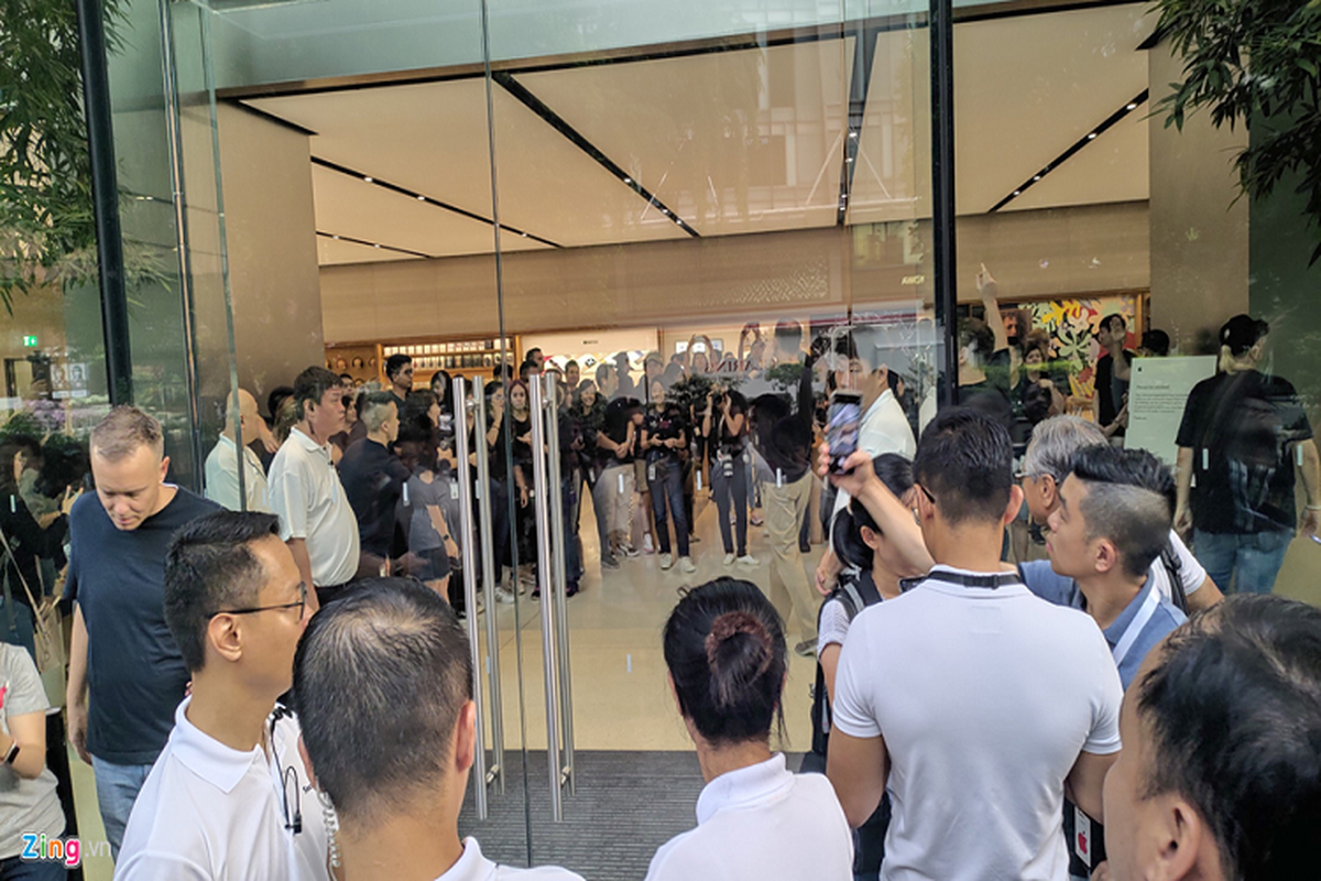 Bat nhao sang tay iPhone 11 truoc cua Apple Store