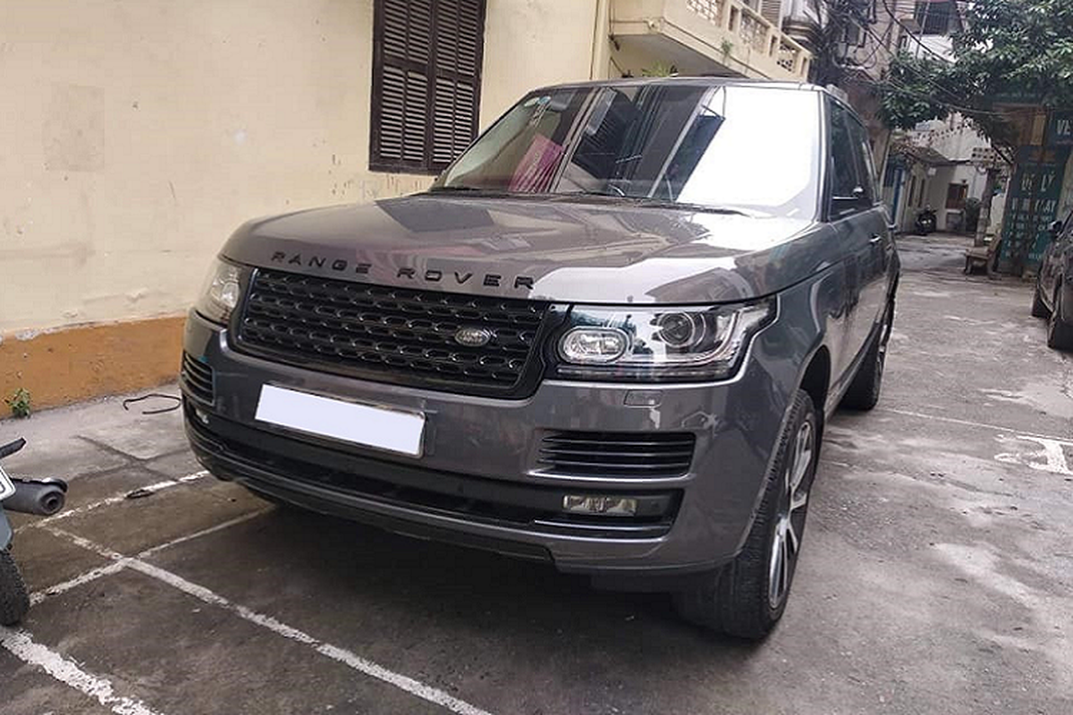 Xe sang Range Rover bi vat guong tri gia 100 trieu o Ha Noi