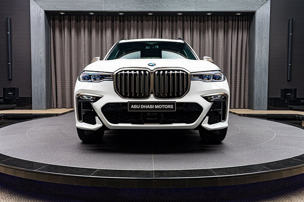 Can canh BMW X7 M50i trang Alpine, noi that Tartufo lich lam