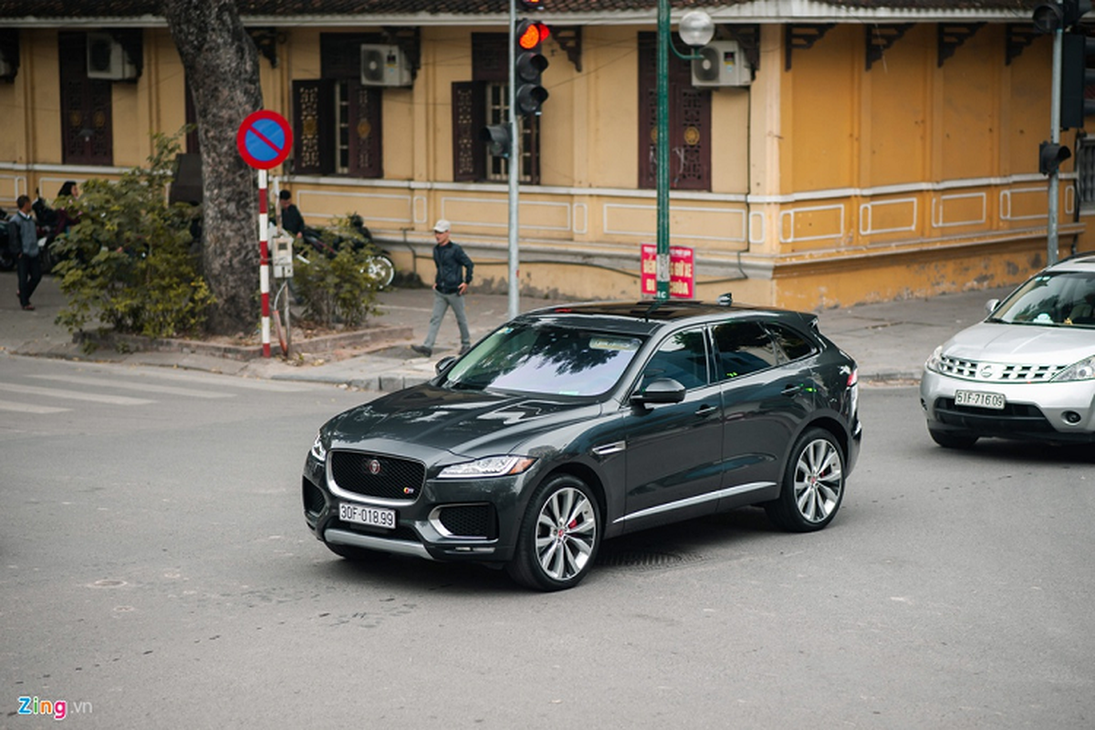 SUV Jaguar F-Pace S doc nhat Viet Nam tren pho Ha Noi-Hinh-2