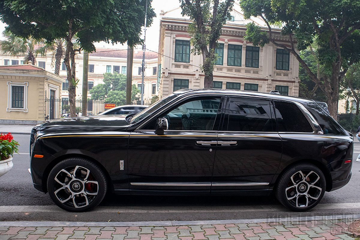 Rolls-Royce Cullinan hon 40 ty do Black Badge tai Ha Noi-Hinh-2