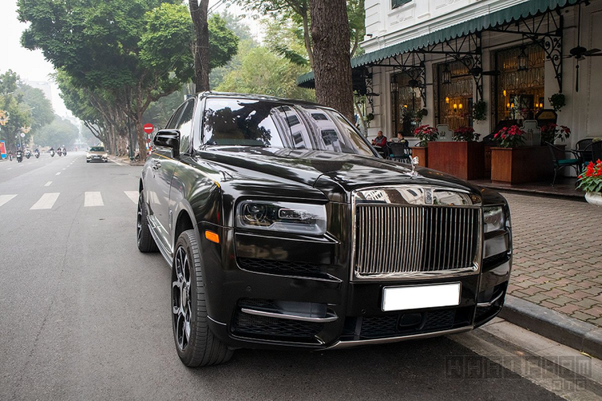 Rolls-Royce Cullinan hon 40 ty do Black Badge tai Ha Noi