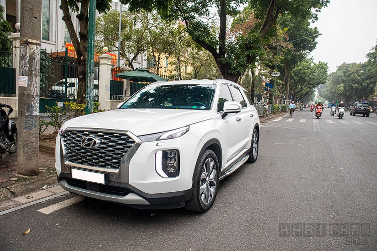 Xe Hyundai Palisade tien ty lan banh tren pho Ha Noi