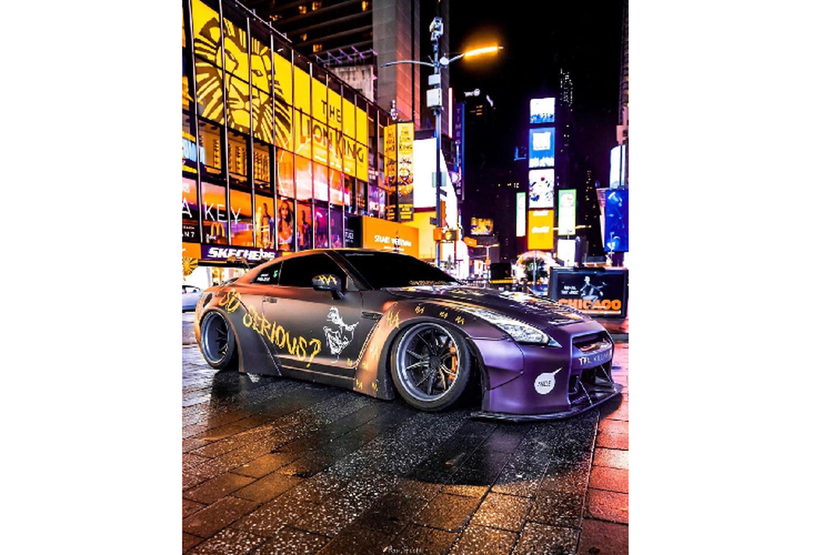 Nissan GT-R R35 Liberty Walk phong cach Joker tren pho My-Hinh-2