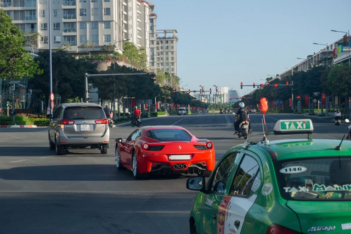 Sieu xe Ferrari 458 Italia tien ty tren pho Sai Gon-Hinh-7