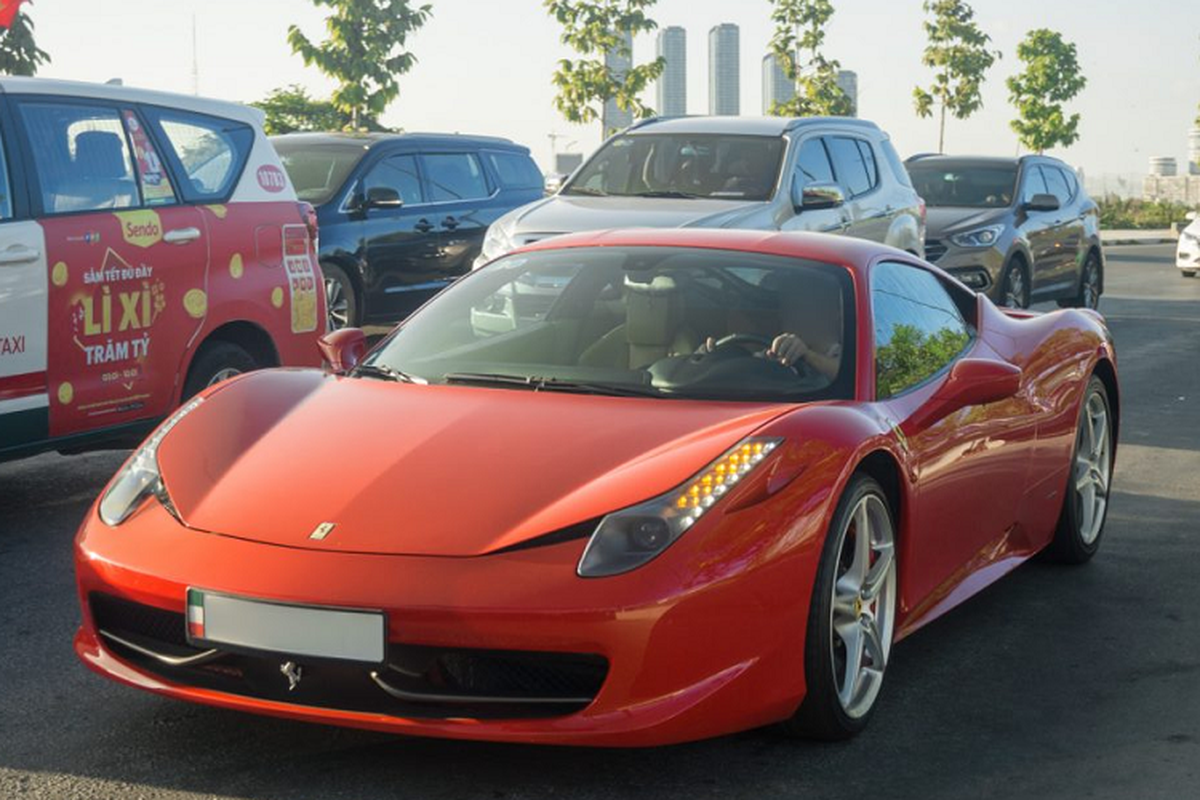 Sieu xe Ferrari 458 Italia tien ty tren pho Sai Gon