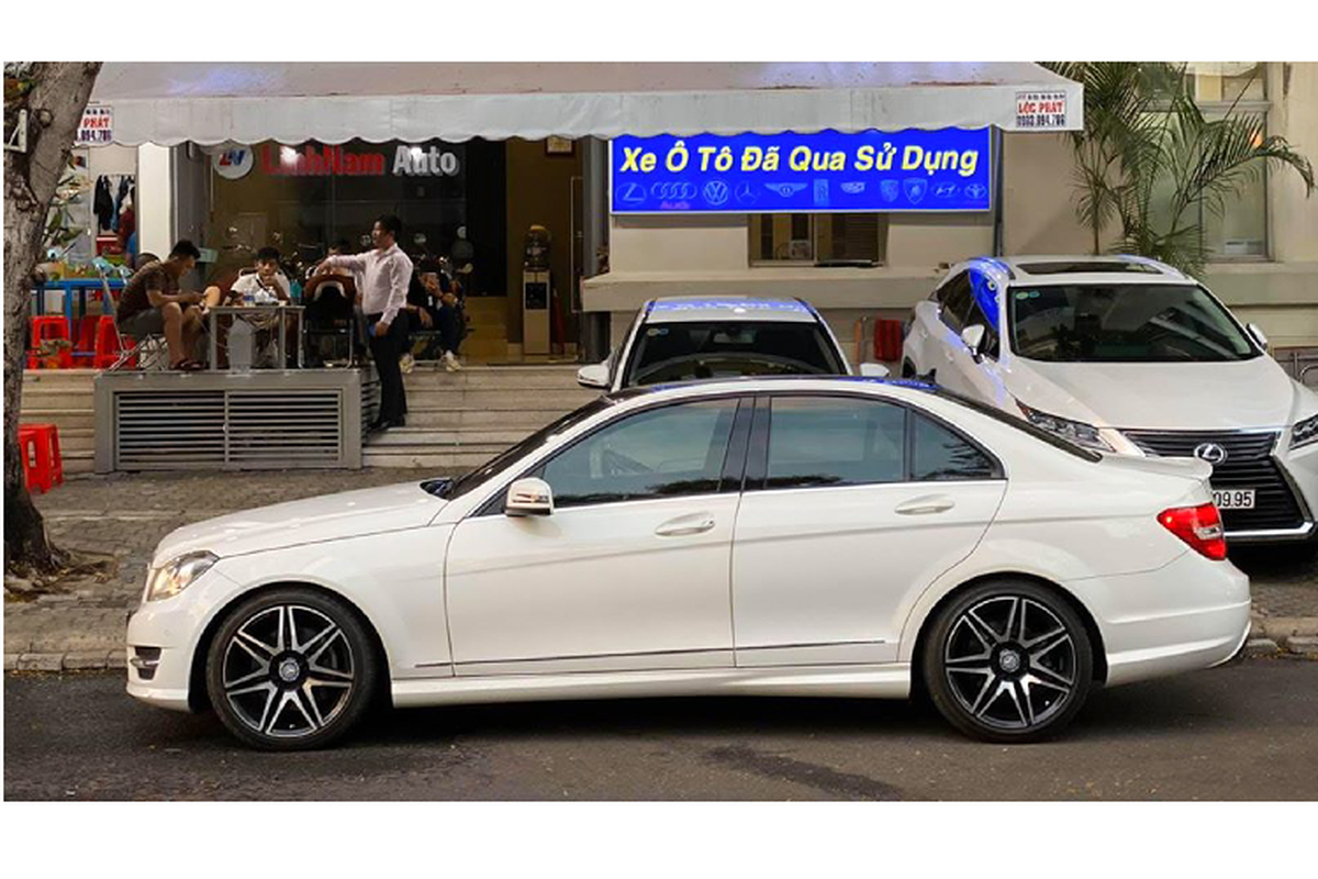 Can canh Mercedes-Benz C300 AMG Plus chi 860 trieu o Sai Gon-Hinh-2