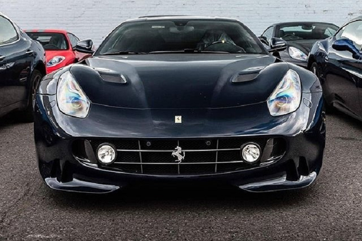 Sieu xe Ferrari F12tdf doi mau son, do ca can truoc day la lam