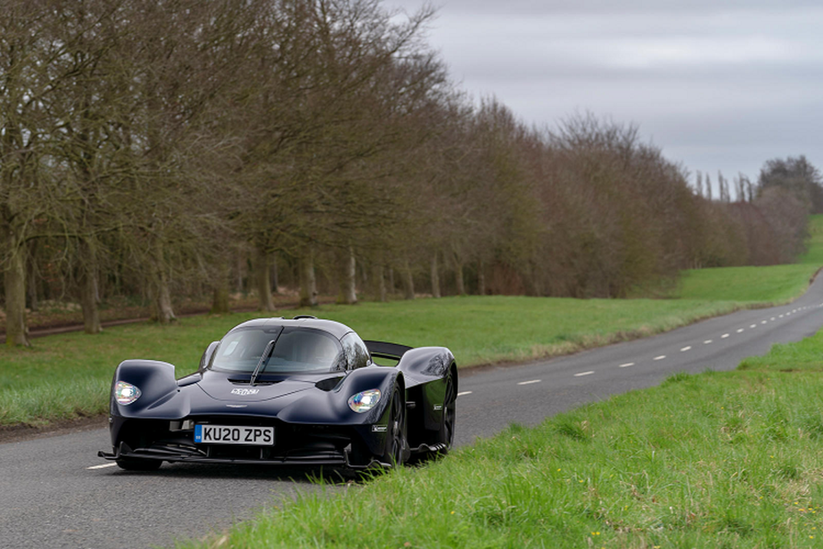 Sieu xe Aston Martin Valkyrie dau tien xuat hien tren duong pho-Hinh-2