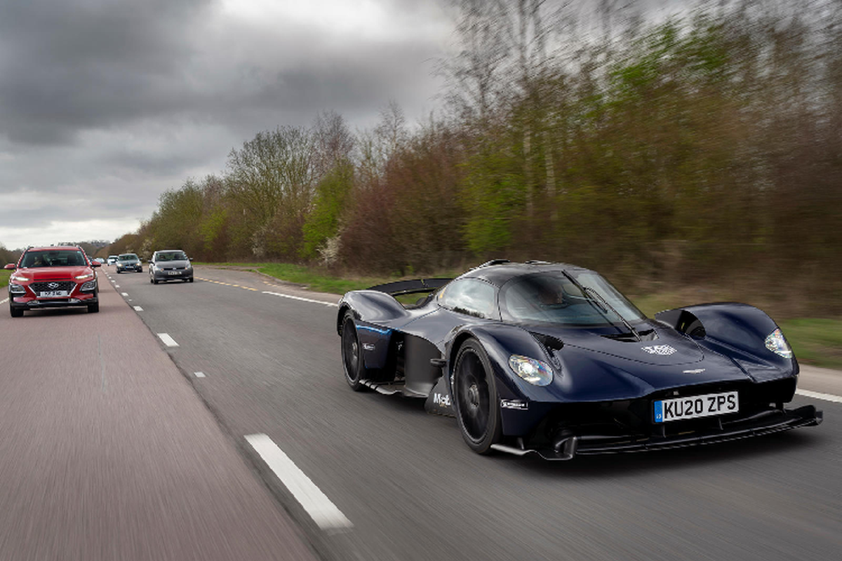 Sieu xe Aston Martin Valkyrie dau tien xuat hien tren duong pho-Hinh-3