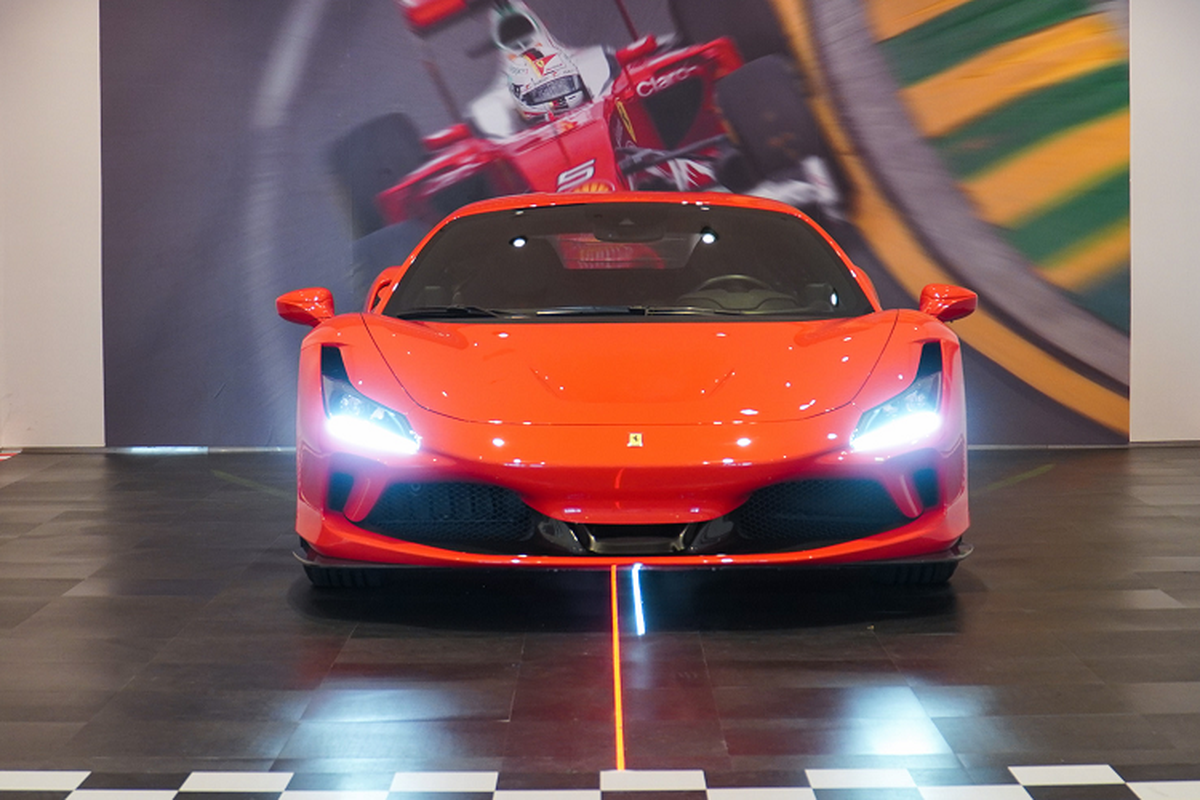 Can canh Ferrari F8 Tributo hon 30 ty dong tai Viet Nam