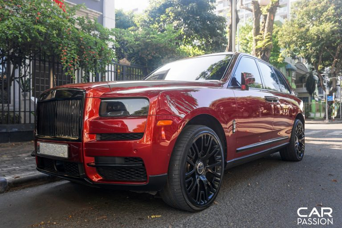 Cham mat Rolls-Royce Cullinan mau doc, hon 30 ty o Sai Gon